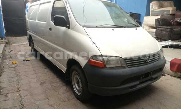 Sayi Na hannu Toyota HiAce White Babbar mota in Douala a Ƙasar Kamaru