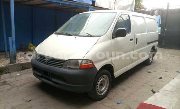 Sayi Na hannu Toyota HiAce White Babbar mota in Douala a Ƙasar Kamaru Sayi Na hannu Toyota HiAce White Babbar mota in Douala a Ƙasar Kamaru