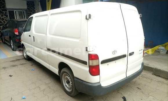 Sayi Na hannu Toyota HiAce White Babbar mota in Douala a Ƙasar Kamaru Sayi Na hannu Toyota HiAce White Babbar mota in Douala a Ƙasar Kamaru