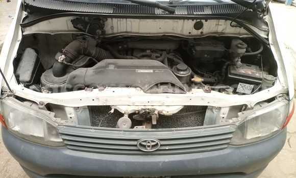Sayi Na hannu Toyota HiAce White Babbar mota in Douala a Ƙasar Kamaru Sayi Na hannu Toyota HiAce White Babbar mota in Douala a Ƙasar Kamaru