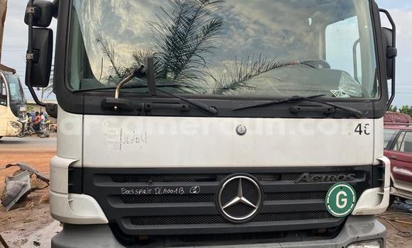 Sayi Imported Mercedes‒Benz X-klasse Concept White Mota in Douala a Ƙasar Kamaru