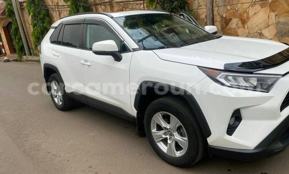 Sayi Na hannu Toyota RAV4 White Mota in Bafang a West Kamaru Sayi Na hannu Toyota RAV4 White Mota in Bafang a West Kamaru