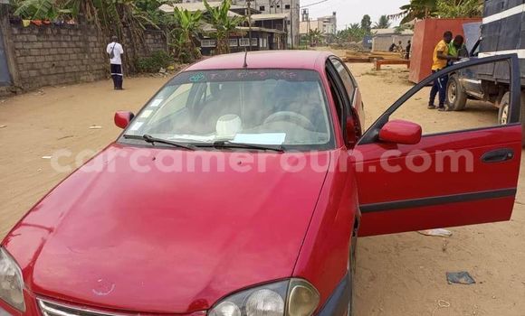 Sayi Na hannu Toyota Avensis Red Mota in Douala a Ƙasar Kamaru