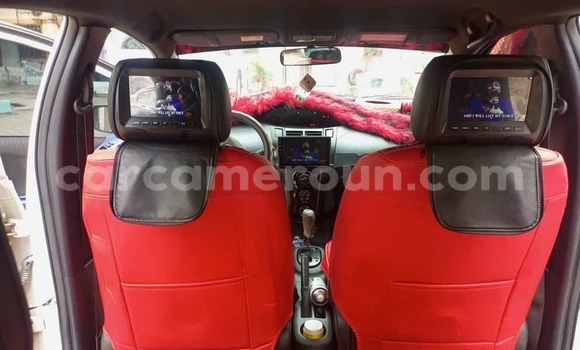 Sayi Na hannu Toyota Vitz White Mota in Douala a Ƙasar Kamaru Sayi Na hannu Toyota Vitz White Mota in Douala a Ƙasar Kamaru