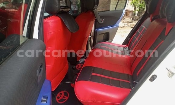 Sayi Na hannu Toyota Vitz White Mota in Douala a Ƙasar Kamaru Sayi Na hannu Toyota Vitz White Mota in Douala a Ƙasar Kamaru