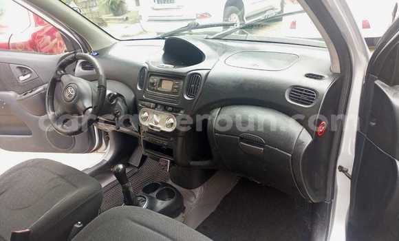 Sayi Na hannu Toyota Yaris Verso Azurfa Mota in Douala a Ƙasar Kamaru Sayi Na hannu Toyota Yaris Verso Azurfa Mota in Douala a Ƙasar Kamaru