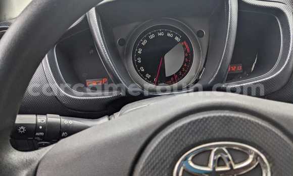 Sayi Imported Toyota IST White Mota in Douala a Ƙasar Kamaru Sayi Imported Toyota IST White Mota in Douala a Ƙasar Kamaru