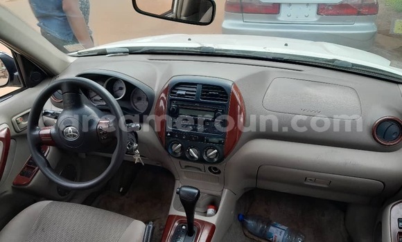 Sayi Sabo Toyota RAV4 White Mota in Yaounde a Babban Kamaru Sayi Sabo Toyota RAV4 White Mota in Yaounde a Babban Kamaru