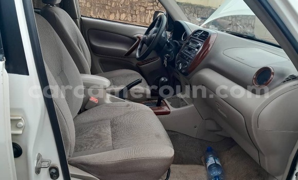 Sayi Sabo Toyota RAV4 White Mota in Yaounde a Babban Kamaru Sayi Sabo Toyota RAV4 White Mota in Yaounde a Babban Kamaru