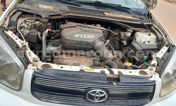 Sayi Sabo Toyota RAV4 White Mota in Yaounde a Babban Kamaru Sayi Sabo Toyota RAV4 White Mota in Yaounde a Babban Kamaru