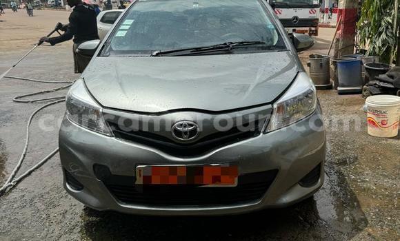 Sayi Na hannu Toyota Vitz Azurfa Mota in Douala a Ƙasar Kamaru