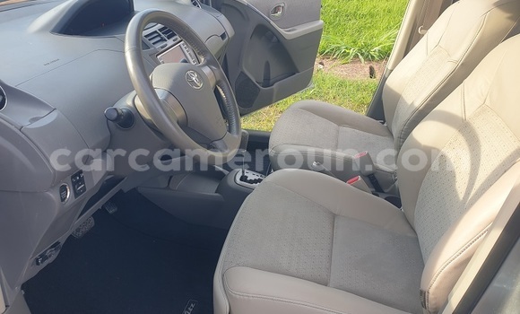 Sayi Na hannu Toyota Vitz Azurfa Mota in Yaounde a Babban Kamaru Sayi Na hannu Toyota Vitz Azurfa Mota in Yaounde a Babban Kamaru