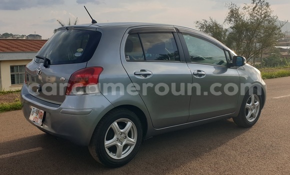 Sayi Na hannu Toyota Vitz Azurfa Mota in Yaounde a Babban Kamaru Sayi Na hannu Toyota Vitz Azurfa Mota in Yaounde a Babban Kamaru