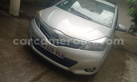Sayi Na hannu Toyota Yaris Azurfa Mota in Douala a Ƙasar Kamaru