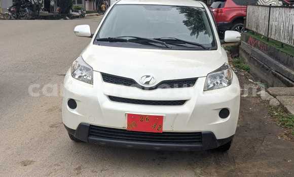 Sayi Imported Toyota IST White Mota in Douala a Ƙasar Kamaru