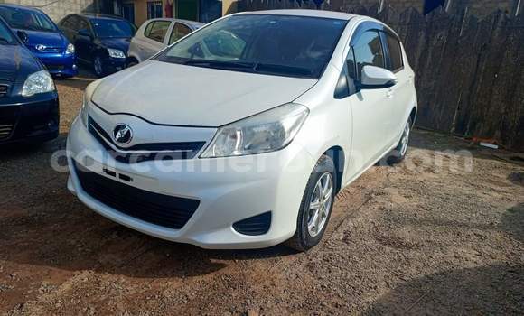 Sayi Na hannu Toyota Vitz White Mota in Yaounde a Babban Kamaru