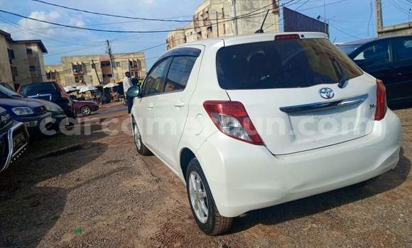 Sayi Na hannu Toyota Vitz White Mota in Yaounde a Babban Kamaru Sayi Na hannu Toyota Vitz White Mota in Yaounde a Babban Kamaru