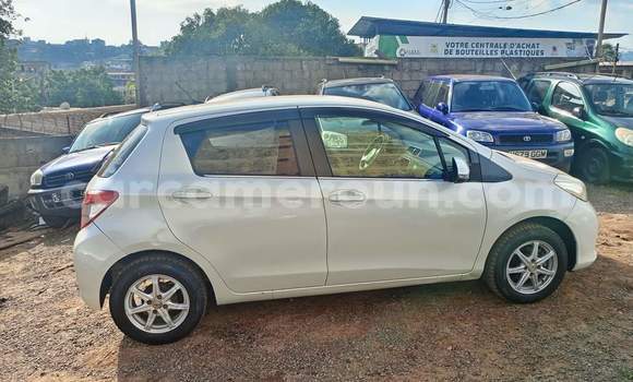 Sayi Na hannu Toyota Vitz White Mota in Yaounde a Babban Kamaru Sayi Na hannu Toyota Vitz White Mota in Yaounde a Babban Kamaru