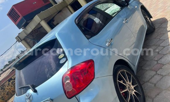 Sayi Na hannu Toyota Auris Blue Mota in Douala a Ƙasar Kamaru