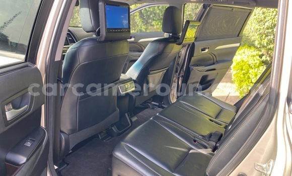 Acheter Neuf Voiture Toyota Highlander Beige à Yaoundé, Central Cameroon Acheter Neuf Voiture Toyota Highlander Beige à Yaoundé, Central Cameroon