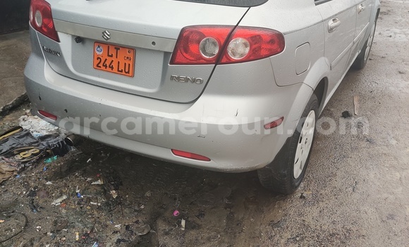 Sayi Na hannu Suzuki Reno Azurfa Mota in Douala a Ƙasar Kamaru