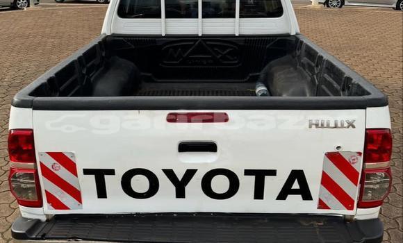 Sayi Na hannu Toyota Hilux White Mota in Yaounde a Babban Kamaru