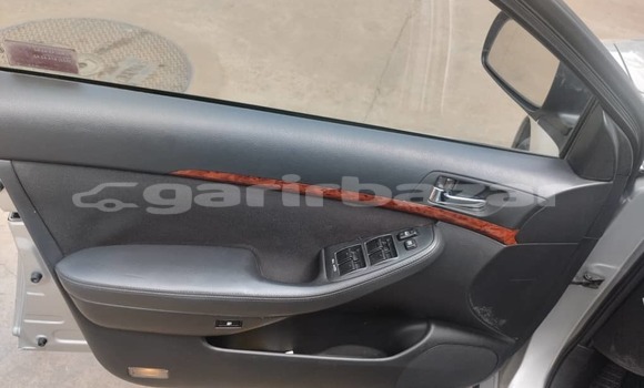 Sayi Na hannu Toyota Avensis Azurfa Mota in Yaounde a Babban Kamaru Sayi Na hannu Toyota Avensis Azurfa Mota in Yaounde a Babban Kamaru