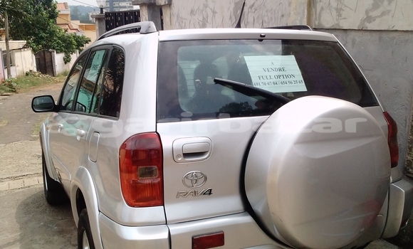 Sayi Na hannu Toyota RAV4 Azurfa Mota in Yaounde a Babban Kamaru