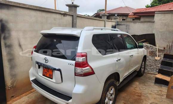Sayi Na hannu Toyota Prado White Mota in Yaounde a Babban Kamaru