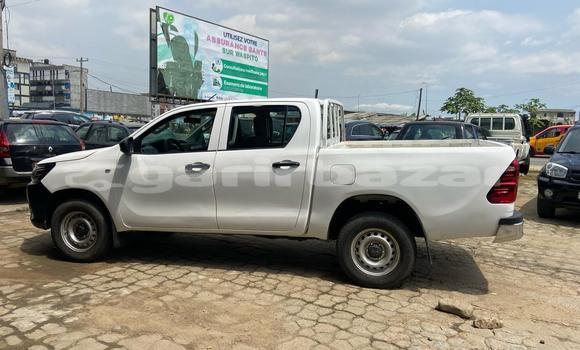 Buy Used Toyota Hilux White Car in Douala in Littoral Cameroon