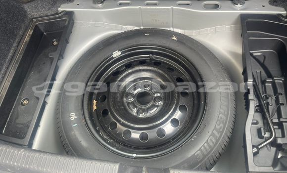 Sayi Imported Toyota Corolla Azurfa Mota in Douala a Ƙasar Kamaru Sayi Imported Toyota Corolla Azurfa Mota in Douala a Ƙasar Kamaru