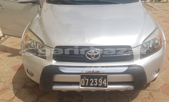 Sayi Na hannu Toyota RAV4 Azurfa Mota in Yaounde a Babban Kamaru