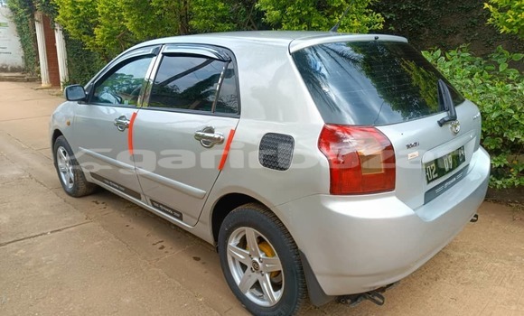 Sayi Na hannu Toyota Corolla Azurfa Mota in Yaounde a Babban Kamaru Sayi Na hannu Toyota Corolla Azurfa Mota in Yaounde a Babban Kamaru