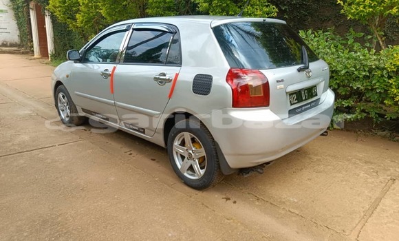 Sayi Na hannu Toyota Corolla Azurfa Mota in Yaounde a Babban Kamaru Sayi Na hannu Toyota Corolla Azurfa Mota in Yaounde a Babban Kamaru