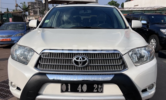 Buy Used Toyota Highlander White Car in Yaounde in Central Cameroon
