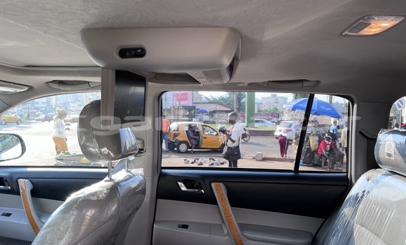Acheter Occasion Voiture Toyota Highlander Blanc à Yaoundé, Central Cameroon Acheter Occasion Voiture Toyota Highlander Blanc à Yaoundé, Central Cameroon