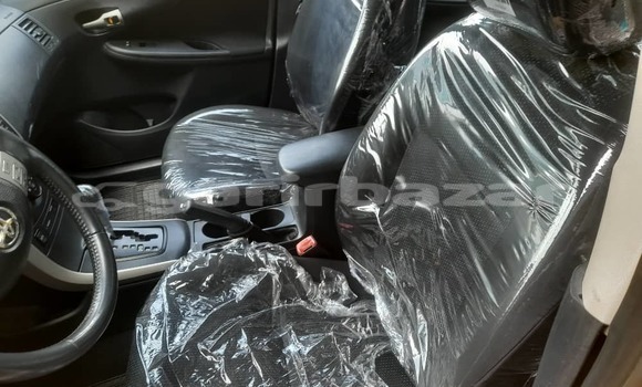 Sayi Imported Toyota Corolla Azurfa Mota in Douala a Ƙasar Kamaru Sayi Imported Toyota Corolla Azurfa Mota in Douala a Ƙasar Kamaru