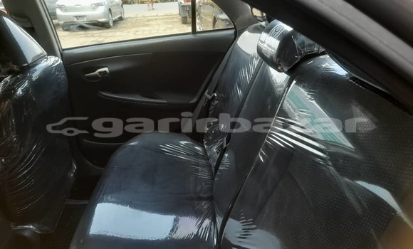 Sayi Imported Toyota Corolla Azurfa Mota in Douala a Ƙasar Kamaru Sayi Imported Toyota Corolla Azurfa Mota in Douala a Ƙasar Kamaru