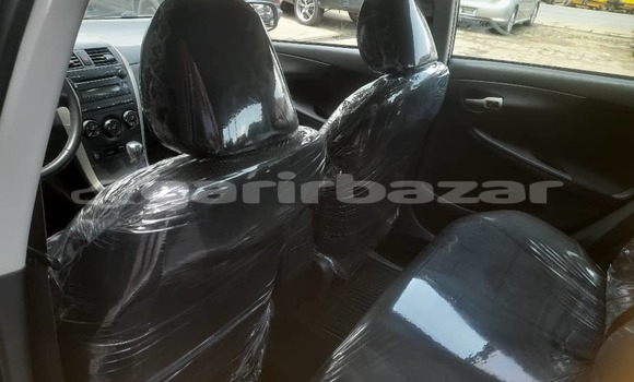 Sayi Imported Toyota Corolla Azurfa Mota in Douala a Ƙasar Kamaru Sayi Imported Toyota Corolla Azurfa Mota in Douala a Ƙasar Kamaru