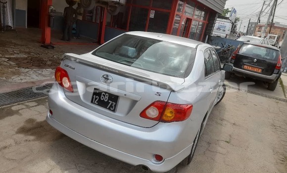 Sayi Imported Toyota Corolla Azurfa Mota in Douala a Ƙasar Kamaru Sayi Imported Toyota Corolla Azurfa Mota in Douala a Ƙasar Kamaru