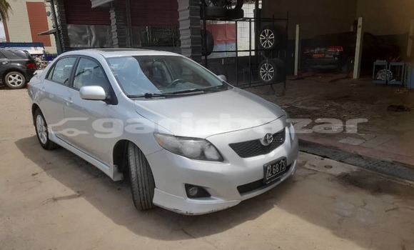 Sayi Imported Toyota Corolla Azurfa Mota in Douala a Ƙasar Kamaru Sayi Imported Toyota Corolla Azurfa Mota in Douala a Ƙasar Kamaru