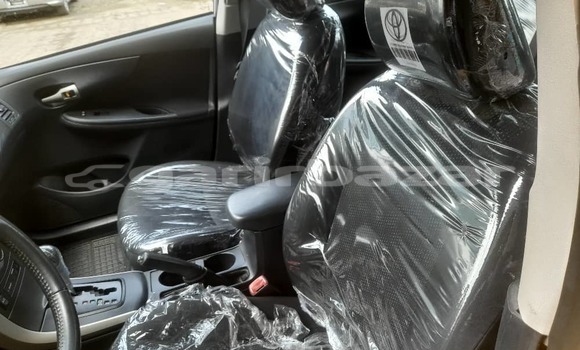 Sayi Imported Toyota Corolla Azurfa Mota in Douala a Ƙasar Kamaru Sayi Imported Toyota Corolla Azurfa Mota in Douala a Ƙasar Kamaru