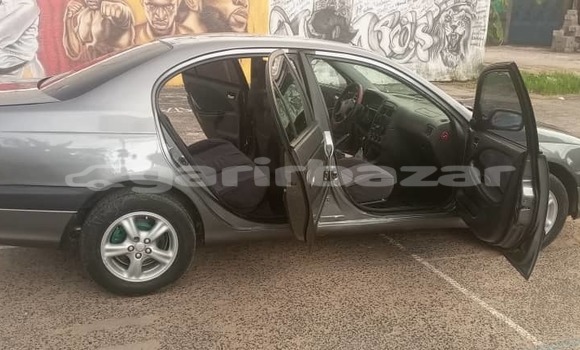 Sayi Na hannu Toyota Avensis Azurfa Mota in Douala a Ƙasar Kamaru
