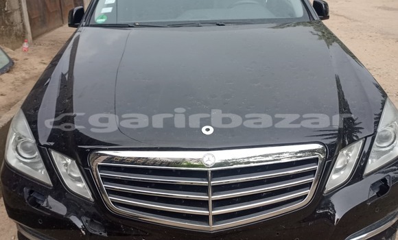 Sayi Na hannu Mercedes Viano Black Mota in Douala a Ƙasar Kamaru