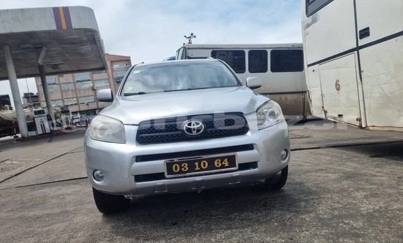 Sayi Imported Toyota RAV4 Azurfa Mota in Douala a Ƙasar Kamaru