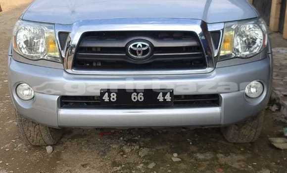 Sayi Imported Toyota Tacoma Azurfa Mota in Douala a Ƙasar Kamaru