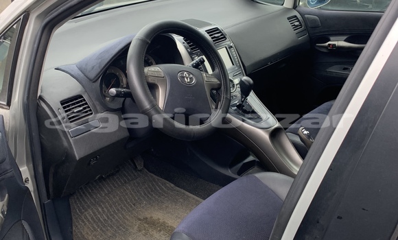 Sayi Imported Toyota Blade Azurfa Mota in Douala a Ƙasar Kamaru Sayi Imported Toyota Blade Azurfa Mota in Douala a Ƙasar Kamaru