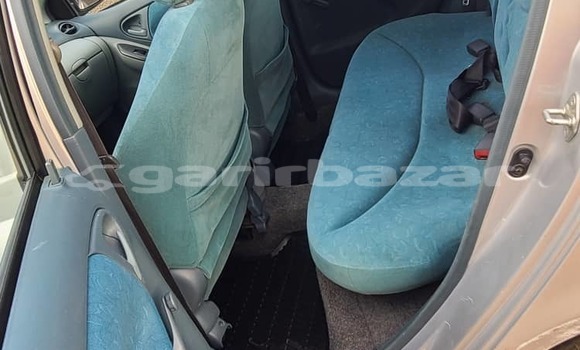 Sayi Na hannu Toyota Yaris Azurfa Mota in Douala a Ƙasar Kamaru Sayi Na hannu Toyota Yaris Azurfa Mota in Douala a Ƙasar Kamaru