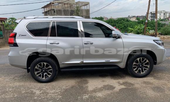 Sayi Na hannu Toyota Land Cruiser Prado Azurfa Mota in Douala a Ƙasar Kamaru Sayi Na hannu Toyota Land Cruiser Prado Azurfa Mota in Douala a Ƙasar Kamaru