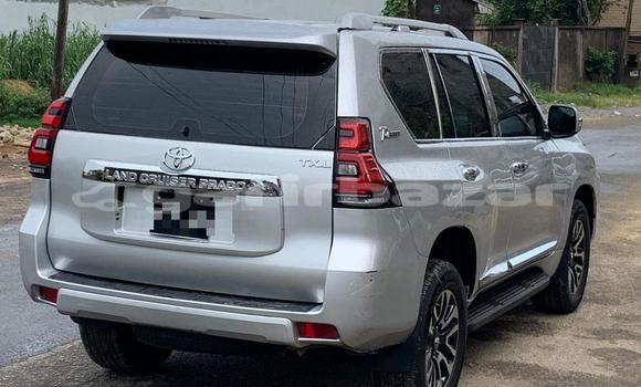 Sayi Na hannu Toyota Land Cruiser Prado Azurfa Mota in Douala a Ƙasar Kamaru Sayi Na hannu Toyota Land Cruiser Prado Azurfa Mota in Douala a Ƙasar Kamaru